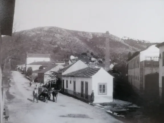Vista da serra a partir de São Miguel, década de 1950. Fotografia do arquivo da Junta de Freguesia de São Miguel de Poiares.