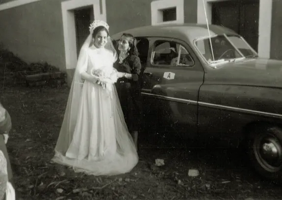 Vista do Poial em 1951, com banco de pedra junto de parede ao fundo. Espólio da família de José e Maria Helena Jorge.